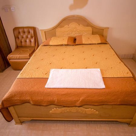 Hotel Genevieve Накуру Экстерьер фото