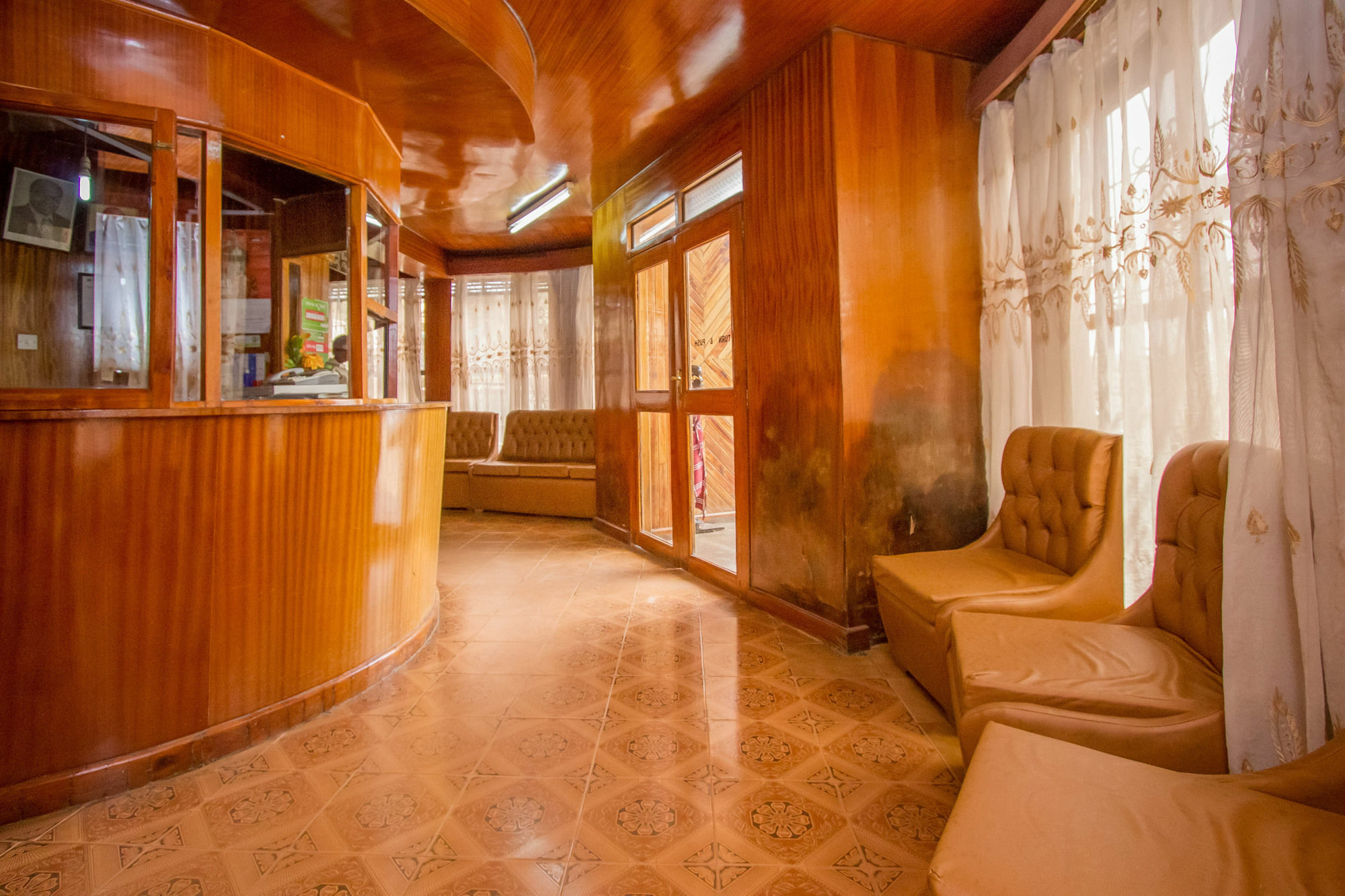 Hotel Genevieve Накуру Экстерьер фото